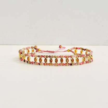  Composée de perles de rhodochrosite montée sur un cordon, connue pour ses vertus apaisantes, notre bracelet vous apporte style et douceur. Grace à son cordon, notre modèle de bracelet est facilement réglable à s'adapte à n'importe quel poignet.

Pierres naturelles, détails strass et cordon en fil de coton
Résiste bien à l'eau douce, garanti 1 an
Garanti sans nickel, sans risque d'allergie
Réglable 