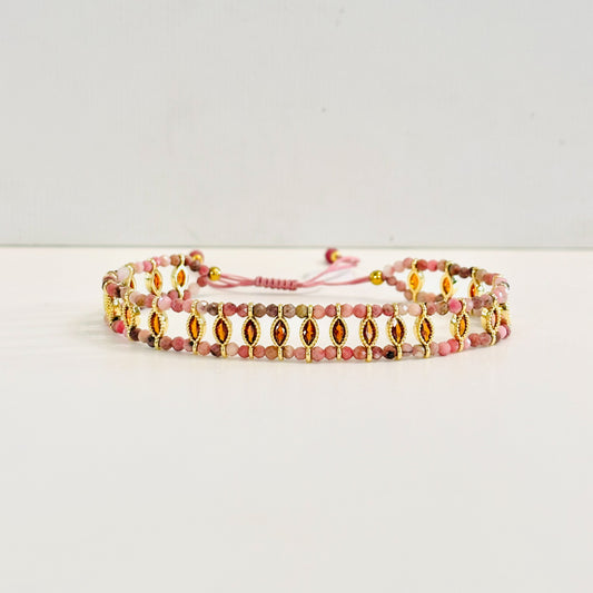  Composée de perles de rhodochrosite montée sur un cordon, connue pour ses vertus apaisantes, notre bracelet vous apporte style et douceur. Grace à son cordon, notre modèle de bracelet est facilement réglable à s'adapte à n'importe quel poignet.

Pierres naturelles, détails strass et cordon en fil de coton
Résiste bien à l'eau douce, garanti 1 an
Garanti sans nickel, sans risque d'allergie
Réglable 