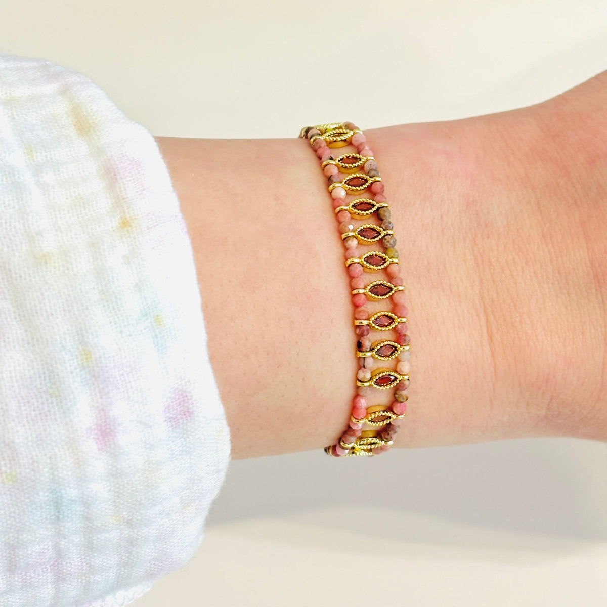  Composée de perles de rhodochrosite montée sur un cordon, connue pour ses vertus apaisantes, notre bracelet vous apporte style et douceur. Grace à son cordon, notre modèle de bracelet est facilement réglable à s'adapte à n'importe quel poignet.

Pierres naturelles, détails strass et cordon en fil de coton
Résiste bien à l'eau douce, garanti 1 an
Garanti sans nickel, sans risque d'allergie
Réglable 