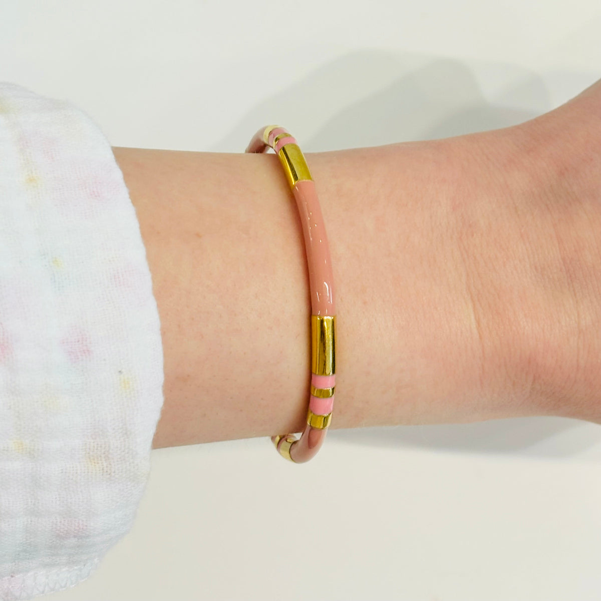 Jonc Eros émail rose et doré
Bracelet jonc tendance
Jonc émail rose et doré
Jonc tendance 
Bracelet tendance
Jonc de luxe dupe 