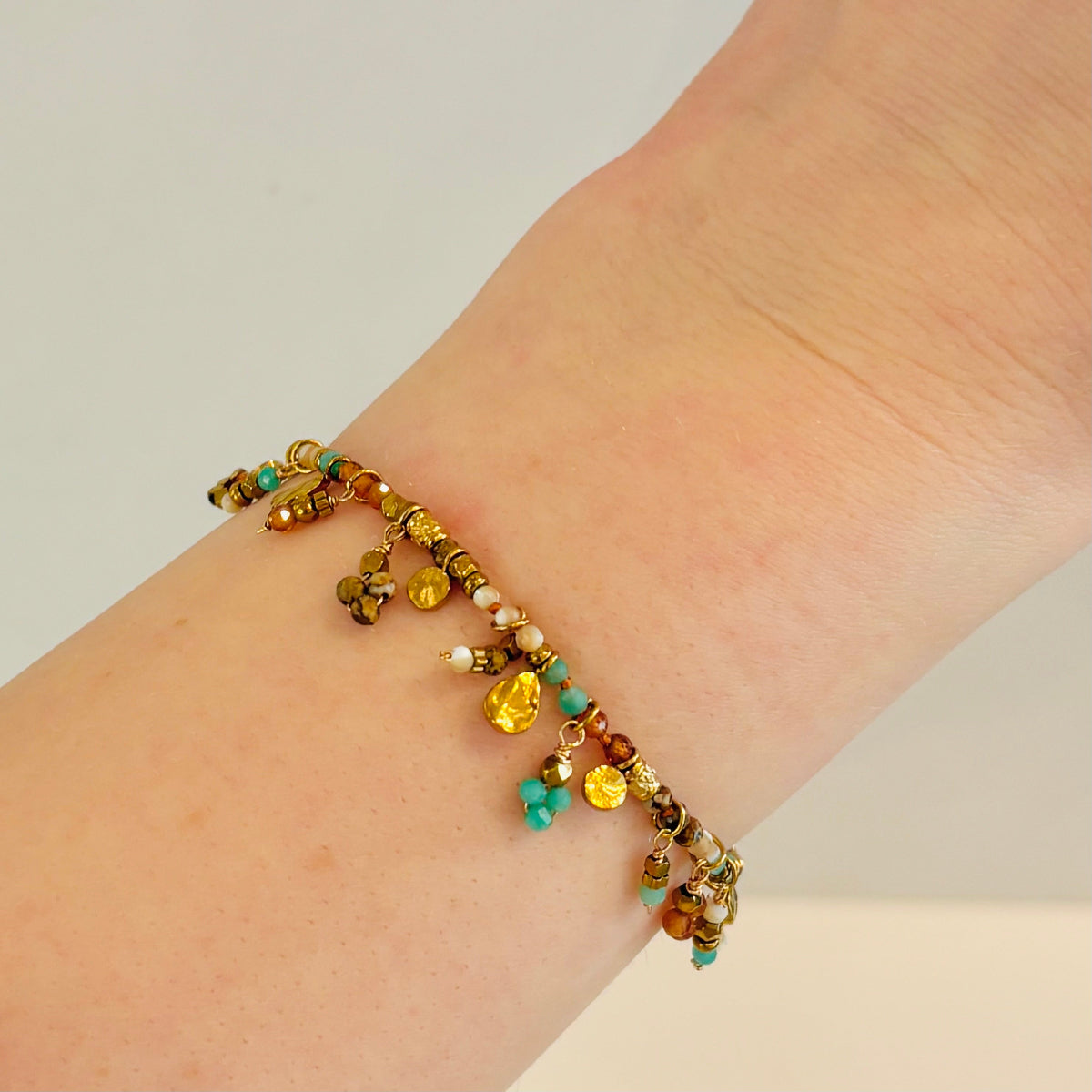 Bracelet Ophelie pierres naturelles et acier inoxydable pampilles dorées