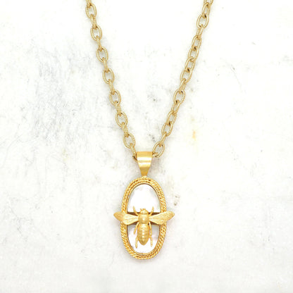 Sautoir Abeille Royale Niiki Paris
Bijoux Niiki Paris
Thème Abeille Niiki
Sautoir de 84cm 
Pendentif en nacre : abeille 
Bijoux créatrice française