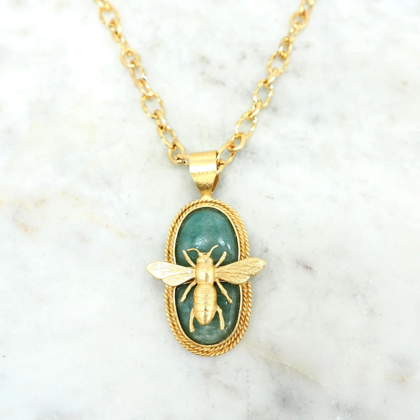 Sautoir Abeille Royale Niiki Paris
Bijoux Niiki Paris
Thème Abeille Niiki
Sautoir de 84cm 
Pendentif en amazonite: abeille sertie 
Bijoux créatrice française
