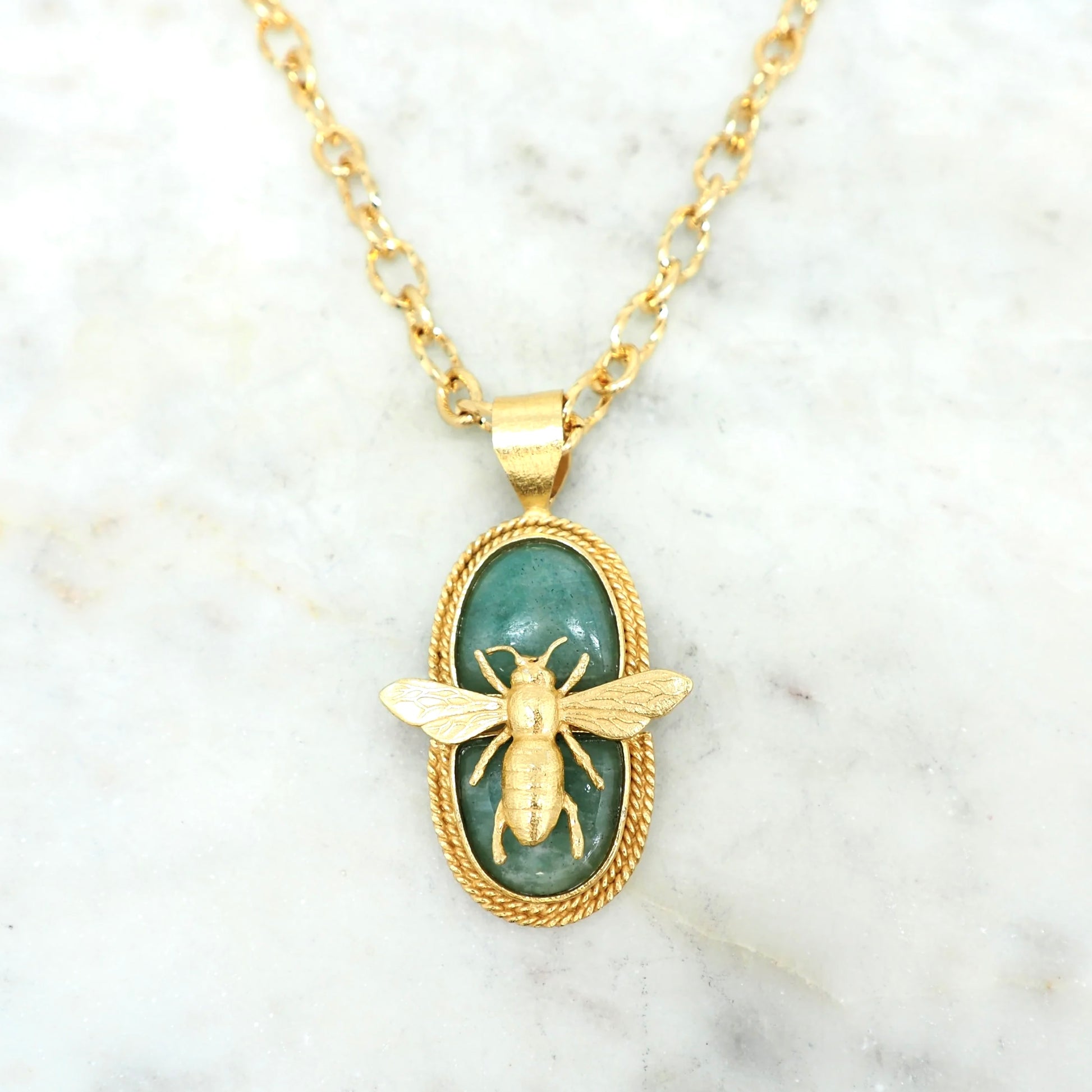 Sautoir Abeille Royale Niiki Paris
Bijoux Niiki Paris
Thème Abeille Niiki
Sautoir de 84cm 
Pendentif en amazonite: abeille sertie 
Bijoux créatrice française