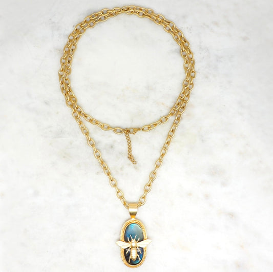 Sautoir Abeille Royale Niiki Paris
Bijoux Niiki Paris
Thème Abeille Niiki
Sautoir de 84cm 
Pendentif en labradorite : abeille sertie 
Bijoux créatrice française