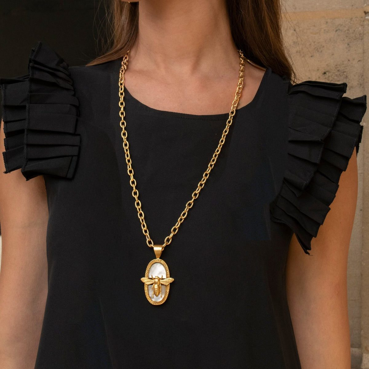 Sautoir Abeille Royale Niiki Paris
Bijoux Niiki Paris
Thème Abeille Niiki
Sautoir de 84cm 
Pendentif en nacre blanche: abeille sertie 
Bijoux créatrice française