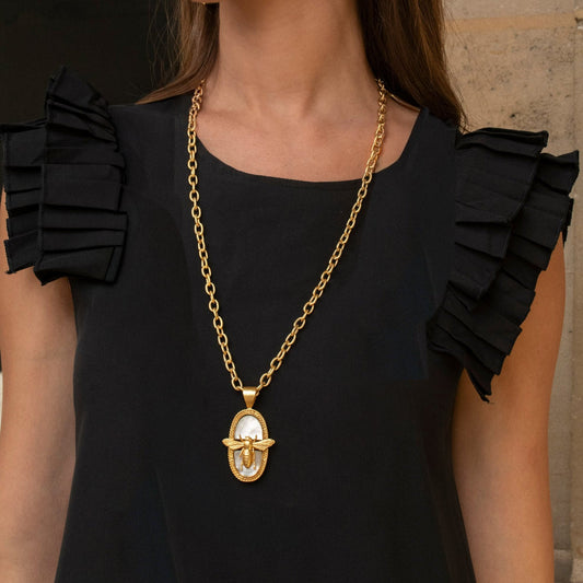 Sautoir Abeille Royale Niiki Paris
Bijoux Niiki Paris
Thème Abeille Niiki
Sautoir de 84cm 
Pendentif en nacre blanche: abeille sertie 
Bijoux créatrice française