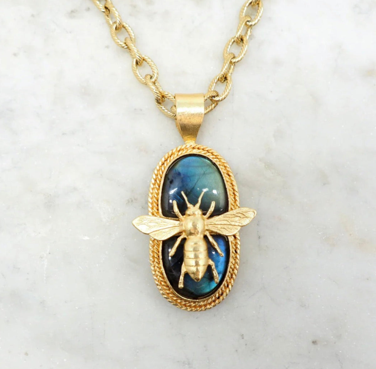 Sautoir Abeille Royale Niiki Paris
Bijoux Niiki Paris
Thème Abeille Niiki
Sautoir de 84cm 
Pendentif en labradorite : abeille sertie 
Bijoux créatrice française