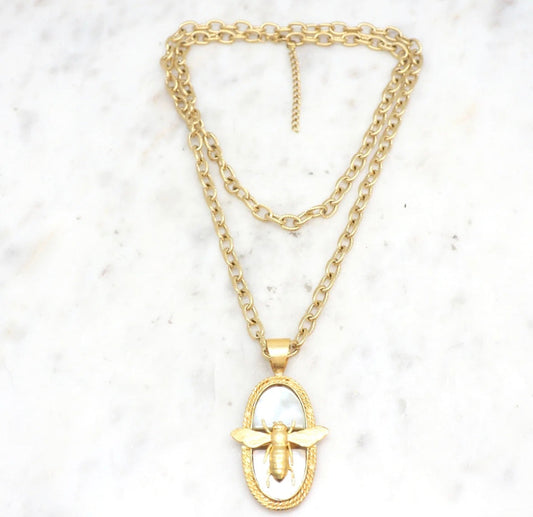Sautoir Abeille Royale Niiki Paris
Bijoux Niiki Paris
Thème Abeille Niiki
Sautoir de 84cm 
Pendentif en nacre blanche : abeille 
Bijoux créatrice française