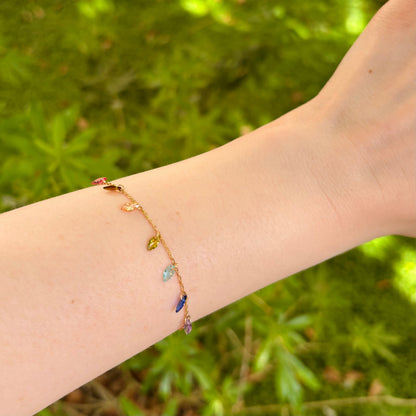 Bracelet plaqué or et pampilles en oxyde de zirconium colorées
Bracelet ajustable plaqué or 18 carats 
Zircons multicolores