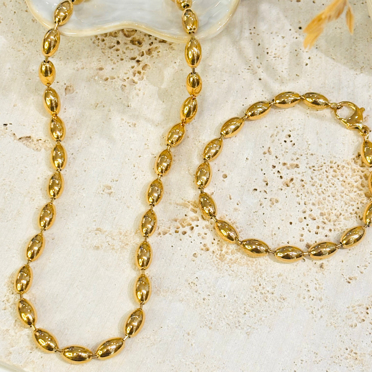 Collier et bracelet Sidona en acier inoxydable
Perles style grain de riz dorées