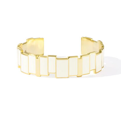 Ce design de jonc vous séduira par ses lignes graphiques colorées et structurées. Chaque barrette qui le compose est dorée ou émaillée.

Le jonc Inès est conçu pour être ajustable.

- Jonc en laiton, finition or et émail coloré.
- Taille unique car modèle ajustable.
- Largeur : 1,5 cm.
- Diamètre du jonc : 5,7 cm.