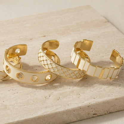 Ce design de jonc vous séduira par ses lignes graphiques colorées et structurées. Chaque barrette qui le compose est dorée ou émaillée.

Le jonc Inès est conçu pour être ajustable.

- Jonc en laiton, finition or et émail coloré.
- Taille unique car modèle ajustable.
- Largeur : 1,5 cm.
- Diamètre du jonc : 5,7 cm.