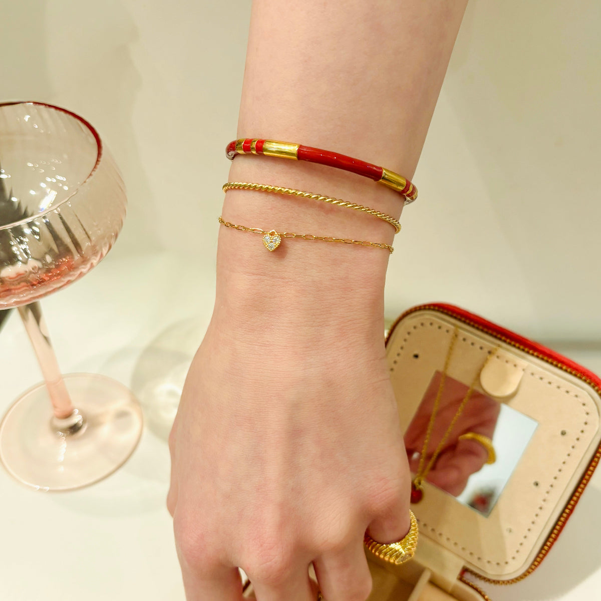 Jonc Eros email rouge et acier inoxydable doré 
Bracelet idylle plaqué or 18 carats 3 microns