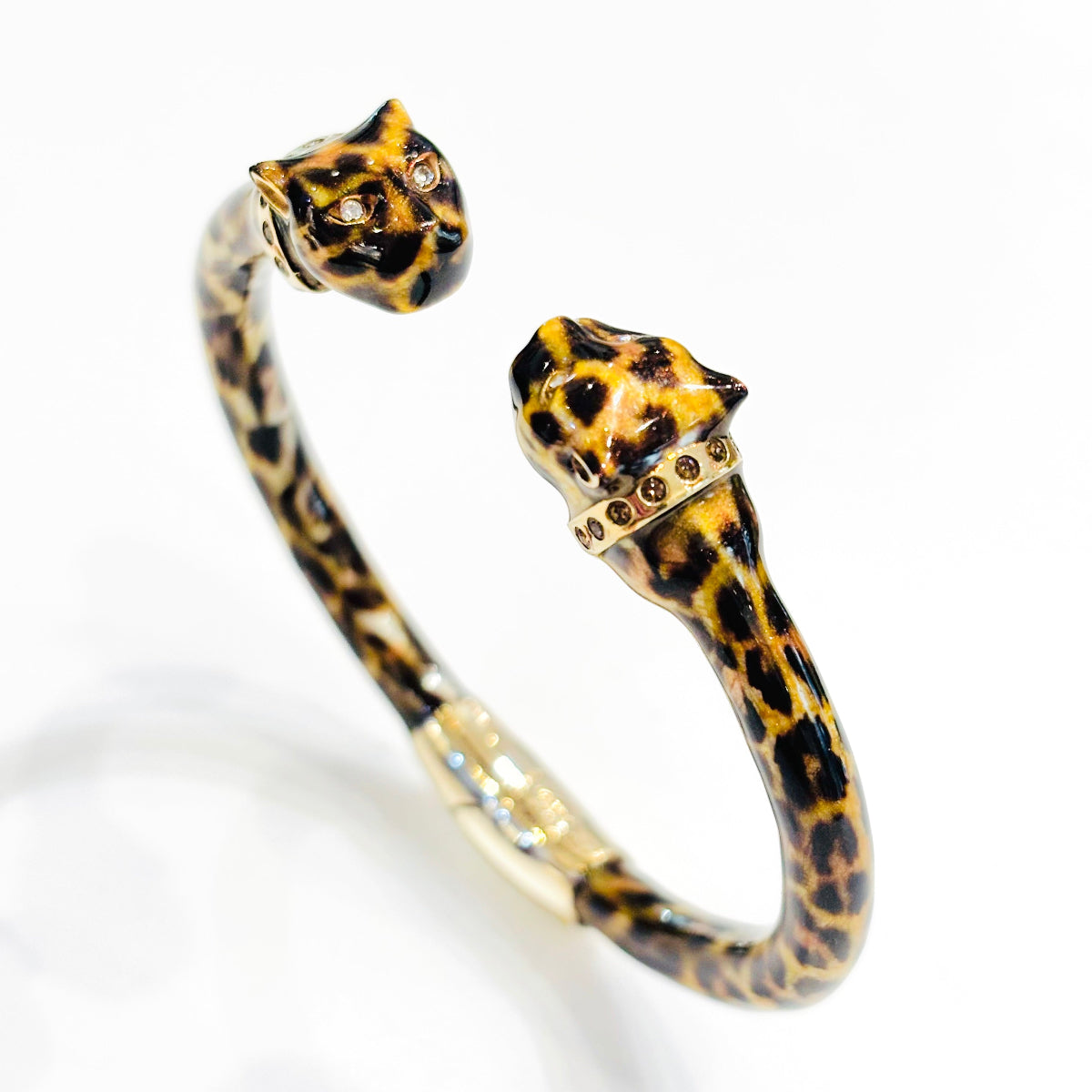 Jonc en émail Léopard, bijou panthère 
Marque italienne : Polina Firenze 
Fabriqué à la main dans des ateliers
Bijou de luxe accessible
Matériaux : Email, plaqué or, détails zircons
Boutique Gris Bijoux à Paris 16ème