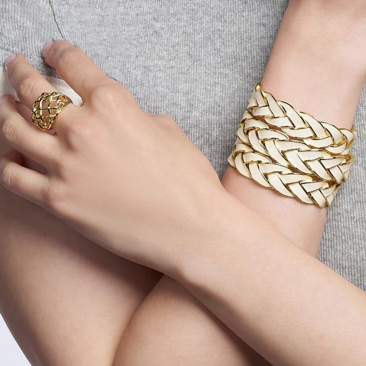 Le jonc Vénus est conçu pour être ajustable.
Jonc tressé ajouré en email &laiton finition or.
Taille unique - modèle ajustable.
Largeur : 1,5 cm.
Créateur français : Bangle Up
Collection Bijoux printemps été 2026