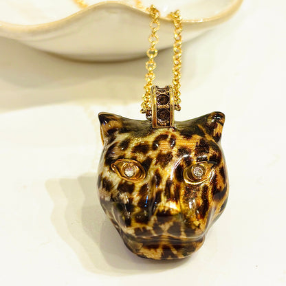 Sautoir grande Alizia émail léopard - Polina Firenze

Optez pour le luxe tout en délicatesse avec notre joli sautoir plaqué or et son pendentif émail léopard Alizia 
Fabriqué à la main en Italie, ce sautoir luxueux possède des anneaux de rappel afin que vous puissiez l'adapter à n'importe quelle de vos tenues favorites.

Détails :Matériaux : plaqué or, émail, cristaux
Made in Italy, fait à la main

