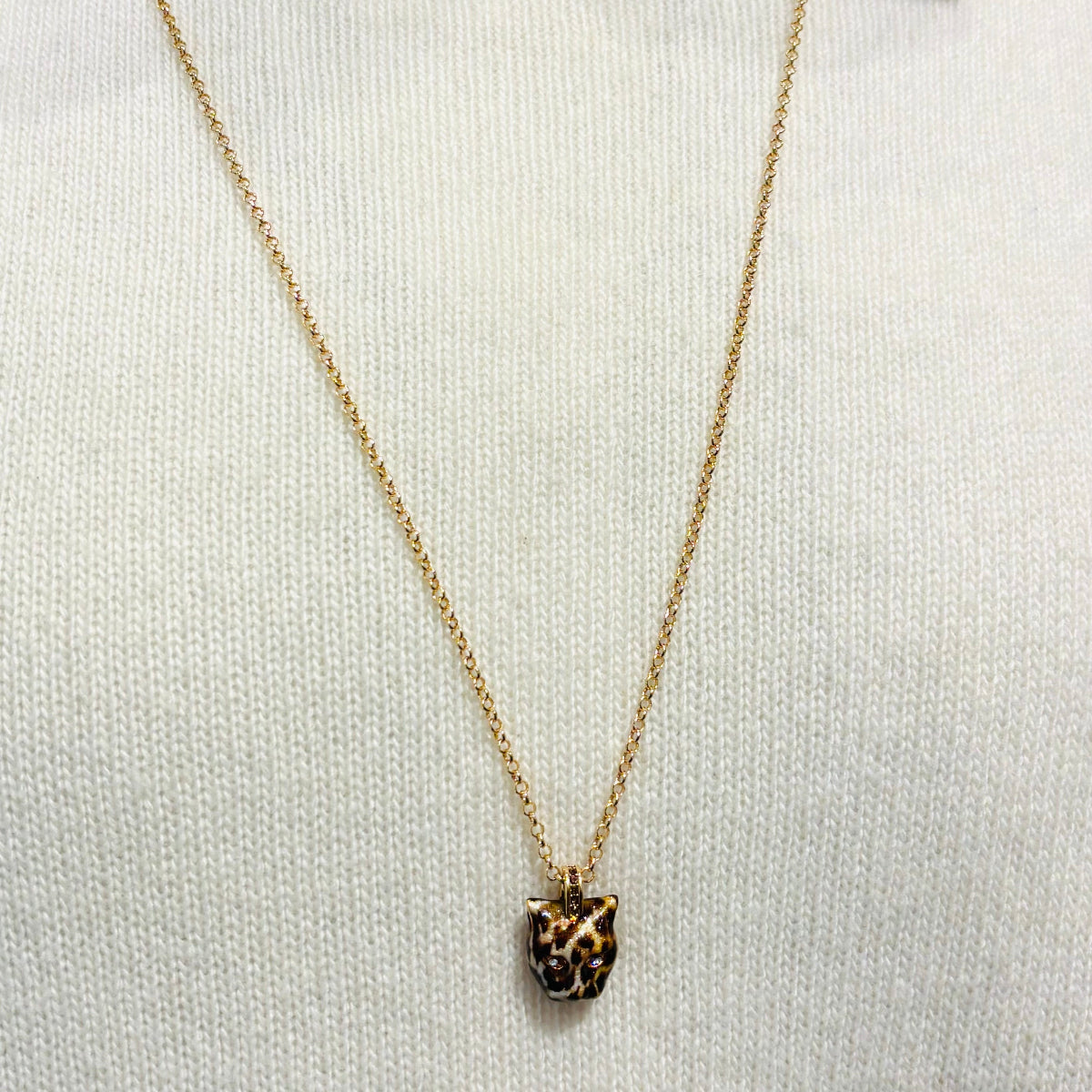 Sautoir Polina Firenze mini pendentif panthere leopard
Bijou sautoir luxe 
Plaqué or, émail motif léopard, détails sertis cristaux
Marque de bijoux italienne 
fabriqué à la main dans des ateliers en Florence, italie
Made in Italy 
Boutique de bijoux, bijouterie haute-fantaisie Gris Bijoux Paris 16