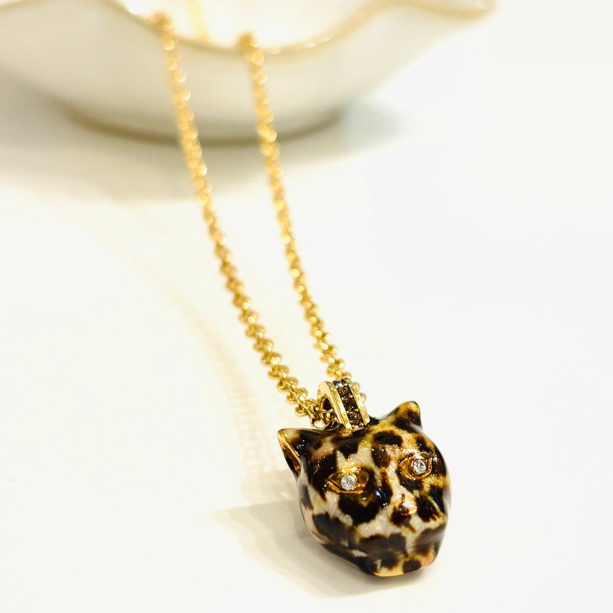 Sautoir Polina Firenze mini pendentif panthere leopard
Bijou sautoir luxe 
Plaqué or, émail motif léopard, détails sertis cristaux
Marque de bijoux italienne 
fabriqué à la main dans des ateliers en Florence, italie
Made in Italy 
Boutique de bijoux, bijouterie haute-fantaisie Gris Bijoux Paris 16