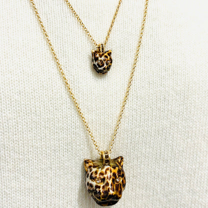 Sautoir Polina Firenze  pendentif panthere leopard
Bijou sautoir luxe 
Plaqué or, émail motif léopard, détails sertis cristaux
Marque de bijoux italienne 
fabriqué à la main dans des ateliers en Florence, italie
Made in Italy 
Boutique de bijoux, bijouterie haute-fantaisie Gris Bijoux Paris 16