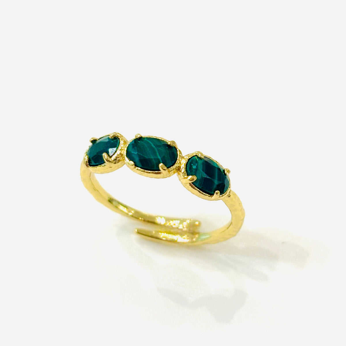 Bague en acier doré ajustable sertie de trois petites pierres naturelles verte malachite 