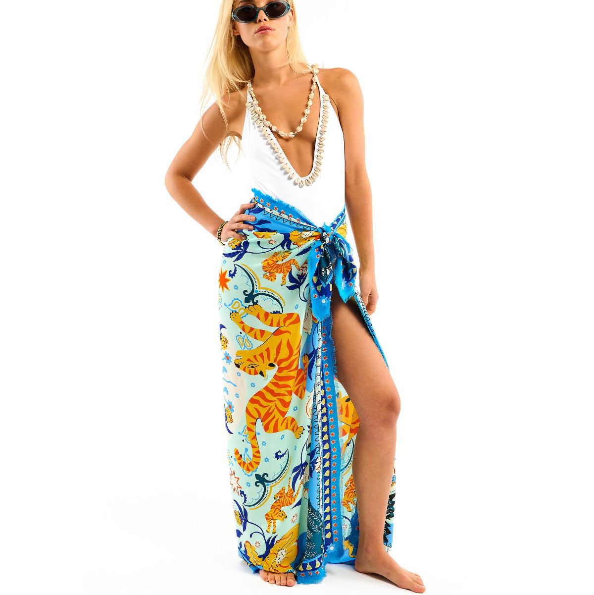 Articulé autour d’une étoile stylisée, l’imprimé BANDIDAS reprend les codes classiques du bandana — comme le motif paisley — et les réinvente en y mêlant un tigre docile et coloré, des fleurs estivales et des éléments d’esthétique mexicaine. Le résultat : une version girly aux influences multiples et lointaines. Décliné en trois couleurs, il est ici dans sa version bleue avec des nuances de jaune, orange, corail, bleu cyan,bleu nuit, blanc et rouge.

• Matière principale: 100% Viscose
• Taille: 130 X 130 cm