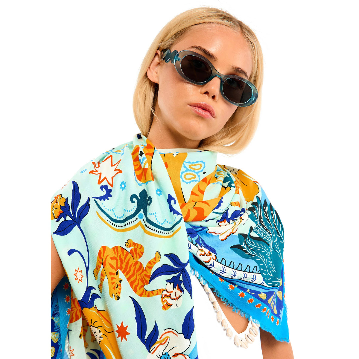Articulé autour d’une étoile stylisée, l’imprimé BANDIDAS reprend les codes classiques du bandana — comme le motif paisley — et les réinvente en y mêlant un tigre docile et coloré, des fleurs estivales et des éléments d’esthétique mexicaine. Le résultat : une version girly aux influences multiples et lointaines. Décliné en trois couleurs, il est ici dans sa version bleue avec des nuances de jaune, orange, corail, bleu cyan,bleu nuit, blanc et rouge.

• Matière principale: 100% Viscose
• Taille: 130 X 130 cm