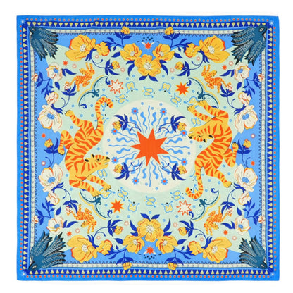 l’imprimé BANDIDAS reprend les codes classiques du bandana — comme le motif paisley — et les réinvente en y mêlant un tigre docile et coloré, des fleurs estivales et des éléments d’esthétique mexicaine. Le résultat : une version girly aux influences multiples et lointaines. Décliné en trois couleurs, il est ici dans sa version bleue avec des nuances de jaune, orange, corail, bleu cyan,bleu nuit, blanc et rouge.
• Matière principale: 100% Polyester recyclé
• Taille: 55x55