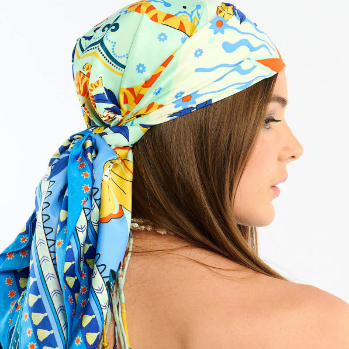 Articulé autour d’une étoile stylisée, l’imprimé BANDIDAS reprend les codes classiques du bandana — comme le motif paisley — et les réinvente en y mêlant un tigre docile et coloré, des fleurs estivales et des éléments d’esthétique mexicaine. Le résultat : une version girly aux influences multiples et lointaines. Décliné en trois couleurs, il est ici dans sa version bleue avec des nuances de jaune, orange, corail, bleu cyan,bleu nuit, blanc et rouge.

• Matière principale: 100% Polyester recyclé
