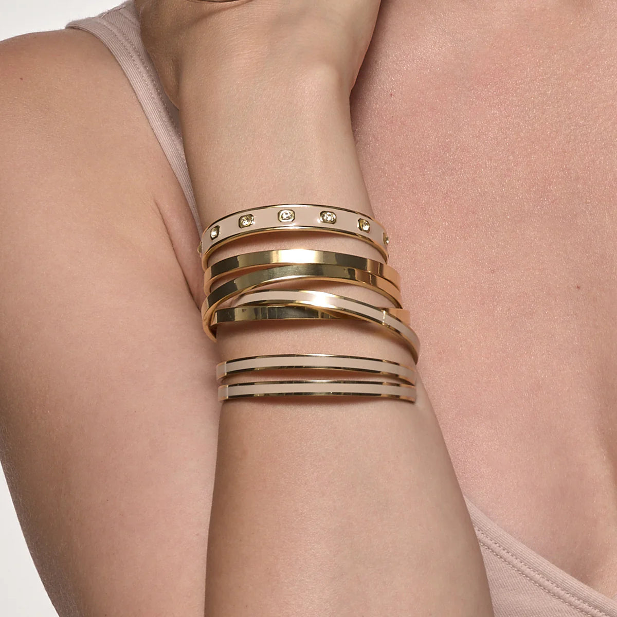 Le jonc de la ligne Bangle est un bijou Iconique de la marque. Sa forme pure et intemporelle en fait une pièce véritablement incontournable.

Amusez-vous à accumuler les joncs Bangle pour créer des combinaisons uniques et élégantes à votre poignet !

Comme tous nos joncs, il est ajustable pour s'adapter au mieux à tous les poignets.

- Jonc en laiton, finition or et laque colorée.
- Taille unique car modèle ajustable.
- Largeur : 0,44 cm.
- Diamètre du jonc : 6 cm.
