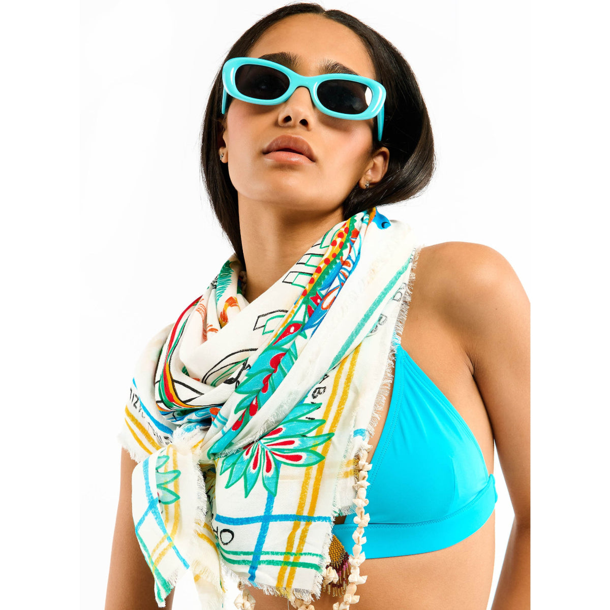 Foulard Bahia blanc big porté 
Motifs colorés inspirés de Rio
