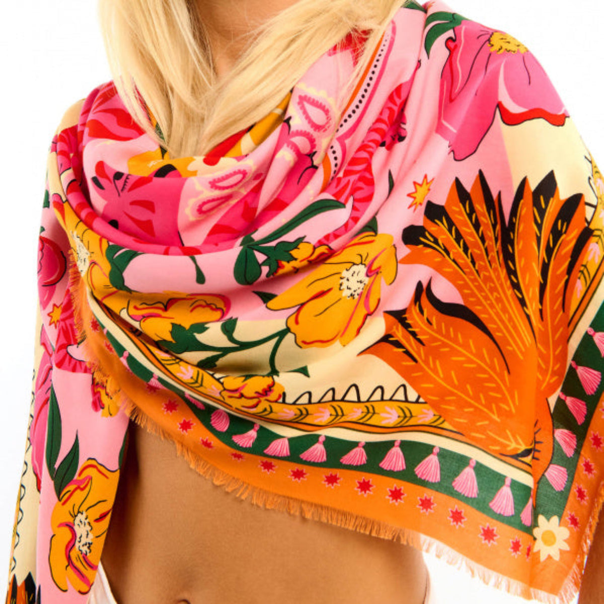 Articulé autour d’une étoile stylisée, l’imprimé BANDIDAS reprend les codes classiques du bandana — comme le motif paisley — et les réinvente en y mêlant un tigre docile et coloré, des fleurs estivales et des éléments d’esthétique mexicaine. Le résultat : une version girly aux influences multiples et lointaines. Décliné en trois couleurs, il est ici dans sa version rose avec des nuances de jaune, orange, rose, fuchsia, blanc et rouge.

• Matière principale: 100% Viscose
• Taille: 130 X 130 cm
