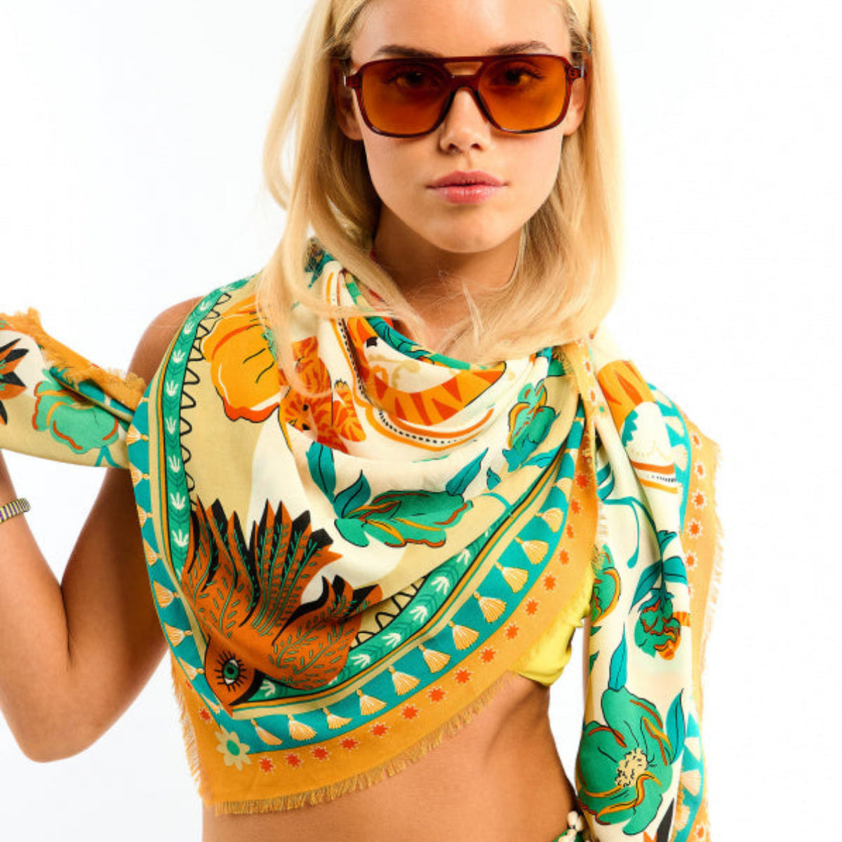 Articulé autour d’une étoile stylisée, l’imprimé BANDIDAS reprend les codes classiques du bandana — comme le motif paisley — et les réinvente en y mêlant un tigre docile et coloré, des fleurs estivales et des éléments d’esthétique mexicaine. Le résultat : une version girly aux influences multiples et lointaines. Décliné en trois couleurs, il est ici dans sa version verte avec des nuances de jaune, orange, corail, beige, kaki, turquoise, blanc et vert d'eau.

• Matière principale: 100% Polyester recyclé
