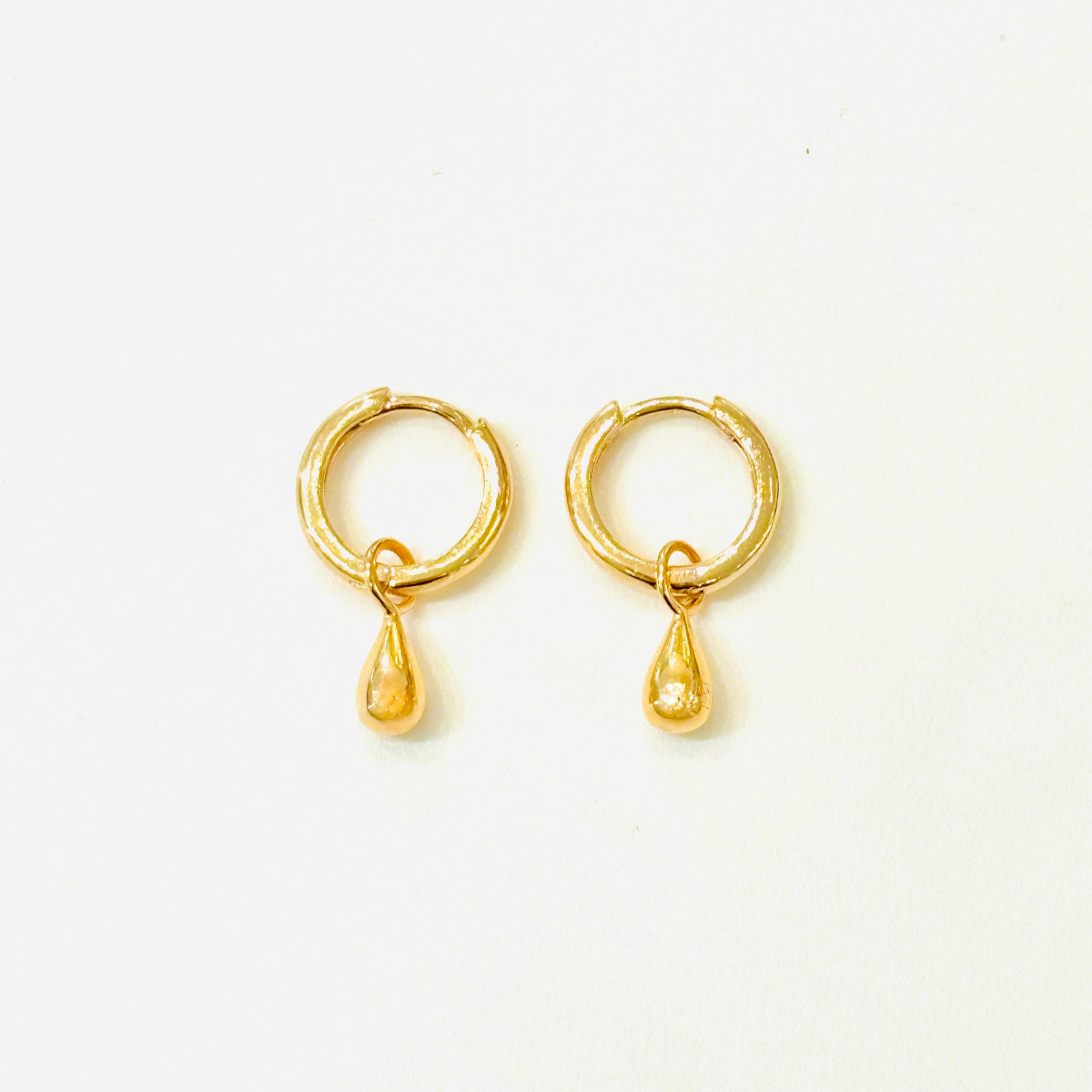 Petites boucles d'oreilles créoles avec gouttes dorées plaqué or 18 carats pour oreilles percées