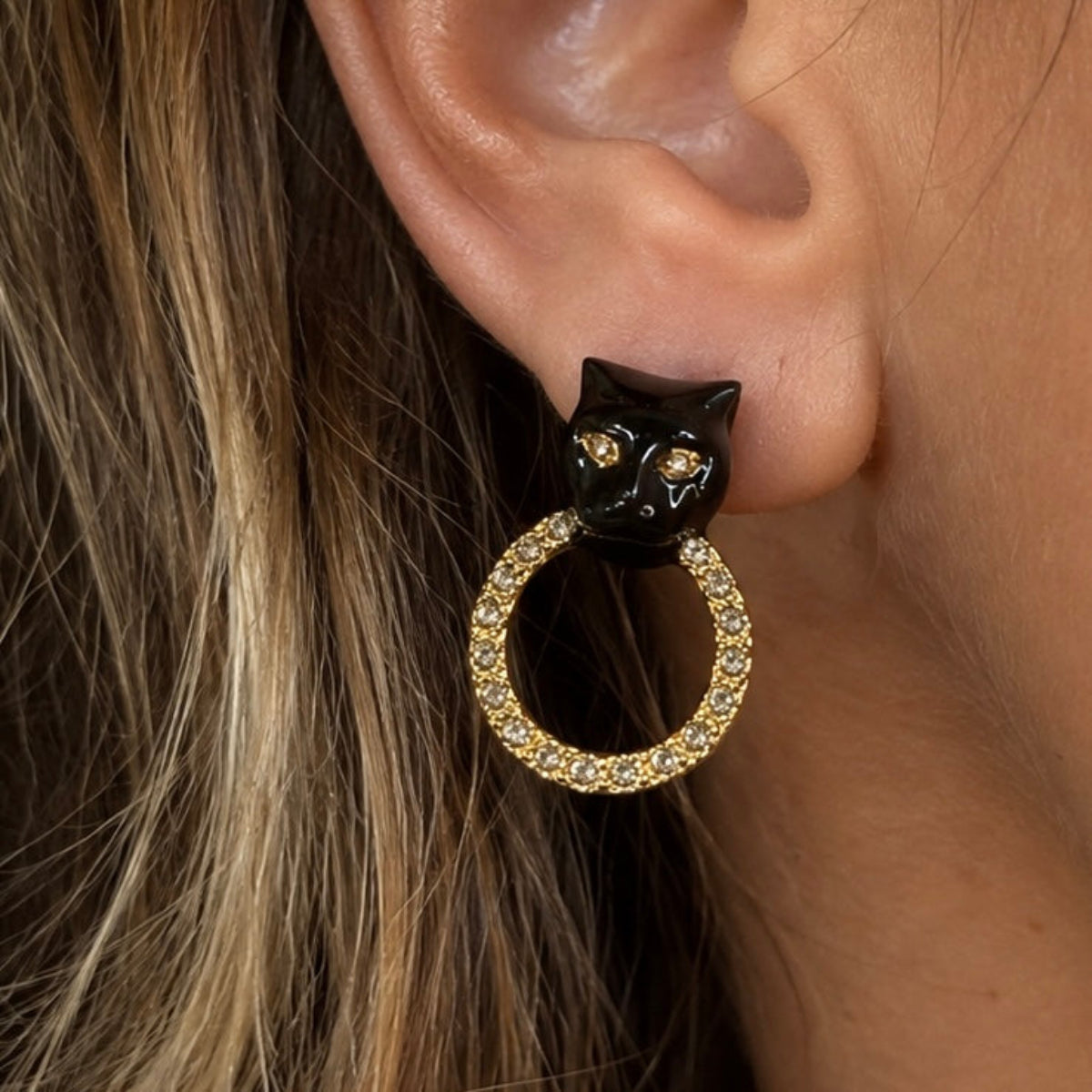 Boucles d'oreilles Polina Firenze oreilles percées tete de panthère émail noir et anneaux serties plaqué or 24 carats
Polina Firenze revendeur paris 