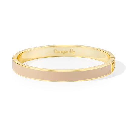 Bracelet fin et iconique chez Bangle-Up. Ce bracelet de la ligne Bangle est un véritable intemporel de par sa forme pure. On adore jouer l'accumulation avec ce produit, orné de laque colorée et qui se décline en de multiples coloris !

- Bracelet en laiton, finition or et laque colorée.
- Modèle à charnière avec fermeture.
- Largeur : 0,7 cm.
- Disponible en deux tailles :
Diamètre en T1 : 5,7 cm.