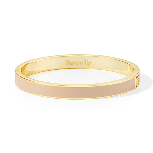 Bracelet fin et iconique chez Bangle-Up. Ce bracelet de la ligne Bangle est un véritable intemporel de par sa forme pure. On adore jouer l'accumulation avec ce produit, orné de laque colorée et qui se décline en de multiples coloris !

- Bracelet en laiton, finition or et laque colorée.
- Modèle à charnière avec fermeture.
- Largeur : 0,7 cm.
- Disponible en deux tailles :
Diamètre en T1 : 5,7 cm.