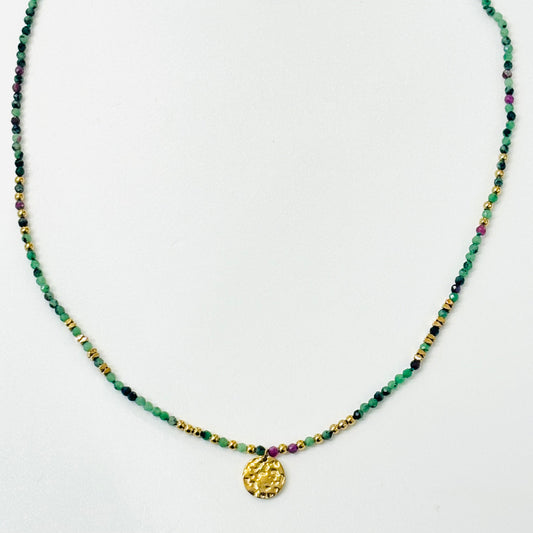 collier en perles de rubis zoisite, détails doré acier inoxydable et pastille martelée dorée 