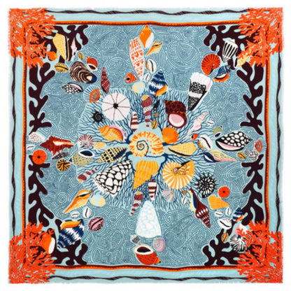 Notre imprimé CORAL s’inscrit autour d’un thème essentiel chez Wild : le voyage et l’exploration des fonds marins. En clin d’œil au cauri, pièce iconique d’Hipanema, coquillages, animaux marins, coraux et crustacés se mêlent dans une chorégraphie visuelle aux nuances de chocolat, ocre, orange, jaune et bleu foncé, déployées sur un fond bleu marin pour la version bleue.

• Matière principale: 100% Polyester recyclé