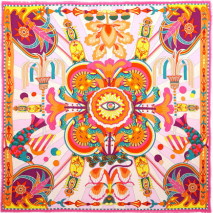 Baigné dans un univers fantasmagorique et hallucinogène, ENCHANTERED se pare en son centre d'un œil façon pentacle autour duquel quatre soleils aux visages poupons viennent se dessiner. Dans cette même veine, le reste du foulard raconte un monde à part, à la frontière de l'inconscient et d'un imaginaire débridé et coloré, sur fond de larges rayures empruntées à l'esthétique des années 70. Décliné en deux couleurs, ENCHANTERED est ici dans sa version rose et se révèle dans des tons turquoise, jaunes, oranges
