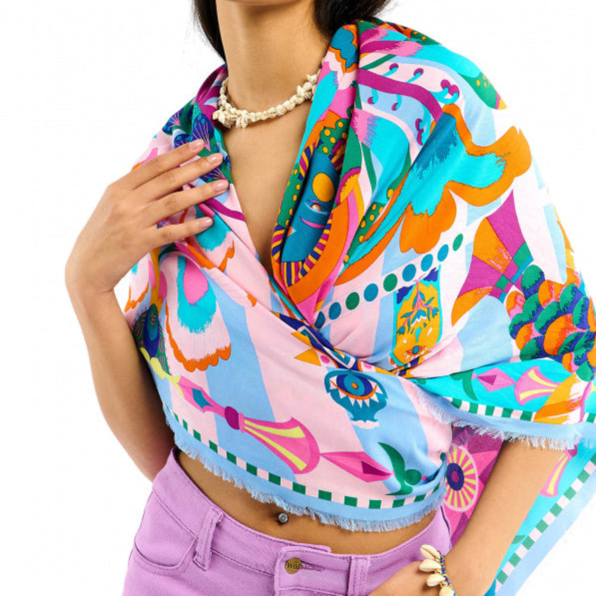 Baigné dans un univers fantasmagorique et hallucinogène, ENCHANTERED se pare en son centre d'un œil façon pentacle autour duquel quatre soleils aux visages poupons viennent se dessiner. Dans cette même veine, le reste du foulard raconte un monde à part, à la frontière de l'inconscient et d'un imaginaire débridé et coloré, sur fond de larges rayures empruntées à l'esthétique des années 70. Décliné en deux couleurs, ENCHANTERED est ici dans sa version bleue et se révèle dans des tons orange corail, rose 