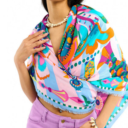 Baigné dans un univers fantasmagorique et hallucinogène, ENCHANTERED se pare en son centre d'un œil façon pentacle autour duquel quatre soleils aux visages poupons viennent se dessiner. Dans cette même veine, le reste du foulard raconte un monde à part, à la frontière de l'inconscient et d'un imaginaire débridé et coloré, sur fond de larges rayures empruntées à l'esthétique des années 70. Décliné en deux couleurs, ENCHANTERED est ici dans sa version bleue et se révèle dans des tons orange corail, rose 