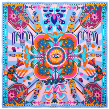 Baigné dans un univers fantasmagorique et hallucinogène, ENCHANTERED se pare en son centre d'un œil façon pentacle autour duquel quatre soleils aux visages poupons viennent se dessiner. Dans cette même veine, le reste du foulard raconte un monde à part, à la frontière de l'inconscient et d'un imaginaire débridé et coloré, sur fond de larges rayures empruntées à l'esthétique des années 70. Décliné en deux couleurs, ENCHANTERED est ici dans sa version bleue et se révèle dans des tons orange corail, rose fuchs