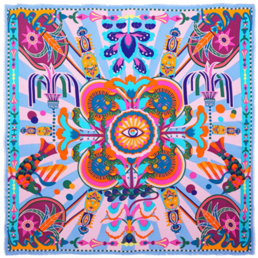 Baigné dans un univers fantasmagorique et hallucinogène, ENCHANTERED se pare en son centre d'un œil façon pentacle autour duquel quatre soleils aux visages poupons viennent se dessiner. Dans cette même veine, le reste du foulard raconte un monde à part, à la frontière de l'inconscient et d'un imaginaire débridé et coloré, sur fond de larges rayures empruntées à l'esthétique des années 70. Décliné en deux couleurs, ENCHANTERED est ici dans sa version bleue et se révèle dans des tons orange corail, rose fuchs