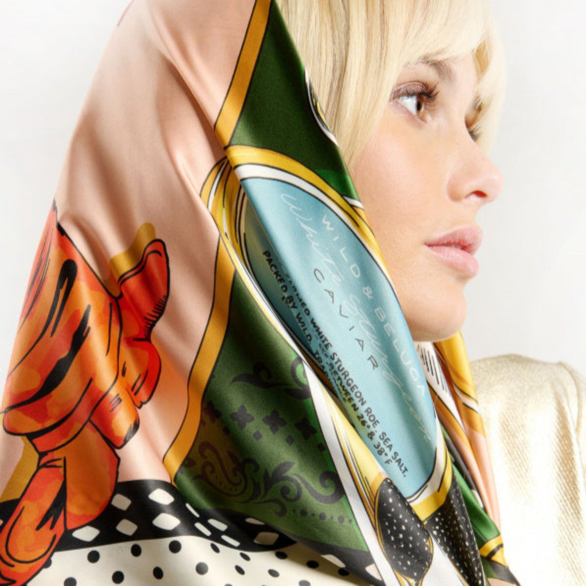 foulard medium champagne  et caviar porté wild by hipanema