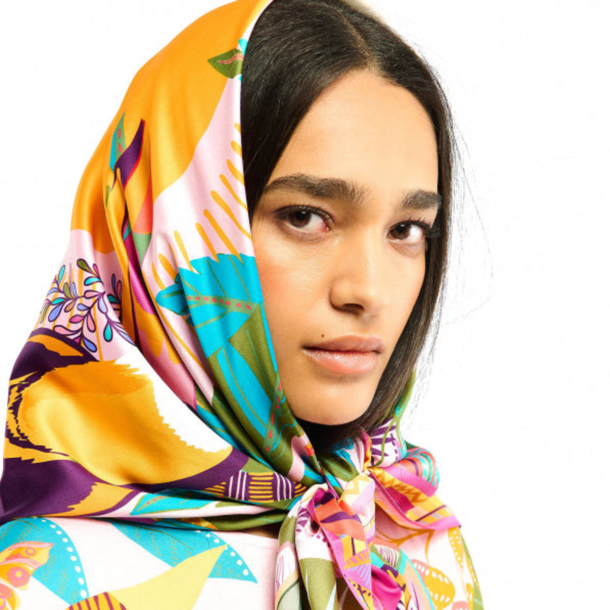 Chez Wild, chaque création devient l’occasion de dessiner des palmiers et de magnifier la luxuriance d’une nature tropicale. Oiseaux de paradis, perroquets flamboyants, dattiers et végétation XXL s’épanouissent sur un décor vibrant, illuminé par un soleil généreux et ponctué d’une vague, clin d’œil à l’océan, fidèle compagnon de nos collections d’été. HAWAÏ se décline en trois couleurs. Il est ici dans sa déclinaison jaune, sublimée par des nuances kaki, vertes, oranges, turquoise, bleu ciel, jaune poussin 