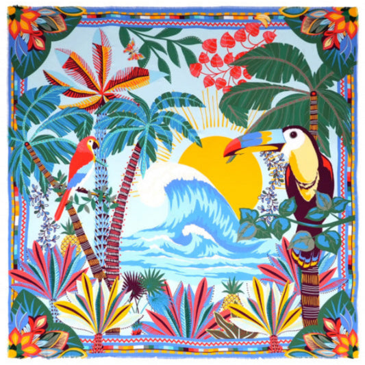 Chez Wild, chaque création devient l’occasion de dessiner des palmiers et de magnifier la luxuriance d’une nature tropicale. Oiseaux de paradis, perroquets flamboyants, dattiers et végétation XXL s’épanouissent sur un décor vibrant, illuminé par un soleil généreux et ponctué d’une vague, clin d’œil à l’océan, fidèle compagnon de nos collections d’été. HAWAÏ se décline en trois couleurs. Il est ici dans sa déclinaison bleue, sublimée par des nuances ocre, rouges, corail, bleu ciel, vertes, jaunes, kaki 