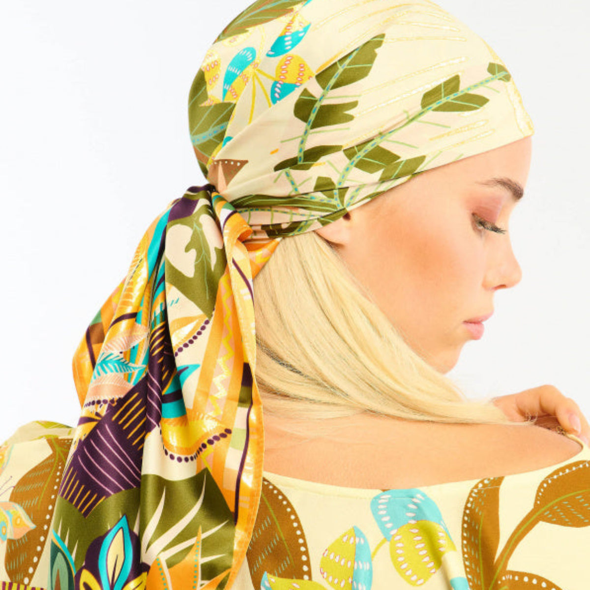 Chez Wild, chaque création devient l’occasion de dessiner des palmiers et de magnifier la luxuriance d’une nature tropicale. Oiseaux de paradis, perroquets flamboyants, dattiers et végétation XXL s’épanouissent sur un décor vibrant, illuminé par un soleil généreux et ponctué d’une vague, clin d’œil à l’océan, fidèle compagnon de nos collections d’été. HAWAÏ se décline en trois couleurs. Il est ici dans sa déclinaison jaune, sublimée par des nuances kaki, vertes, oranges, turquoise, bleu ciel, jaune poussin 