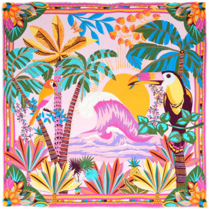 Chez Wild, chaque création devient l’occasion de dessiner des palmiers et de magnifier la luxuriance d’une nature tropicale. Oiseaux de paradis, perroquets flamboyants, dattiers et végétation XXL s’épanouissent sur un décor vibrant, illuminé par un soleil généreux et ponctué d’une vague, clin d’œil à l’océan, fidèle compagnon de nos collections d’été. HAWAÏ se décline en trois couleurs. Il est ici dans sa déclinaison jaune, sublimée par des nuances kaki, vertes, oranges, turquoise, bleu ciel, jaune poussin 