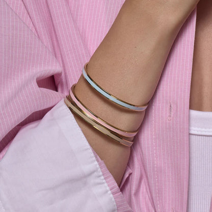 Le jonc de la ligne Bangle est un bijou Iconique de la marque. Sa forme pure et intemporelle en fait une pièce véritablement incontournable.

Amusez-vous à accumuler les joncs Bangle pour créer des combinaisons uniques et élégantes à votre poignet !

Comme tous nos joncs, il est ajustable pour s'adapter au mieux à tous les poignets.

- Jonc en laiton, finition or et laque colorée.
- Taille unique car modèle ajustable.
- Largeur : 0,44 cm.
- Diamètre du jonc : 6 cm.